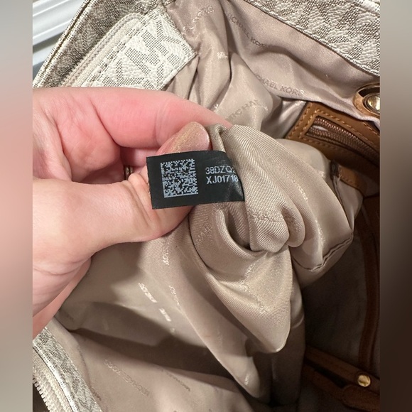 Michael Kors Jet Set - Picture 9 of 9